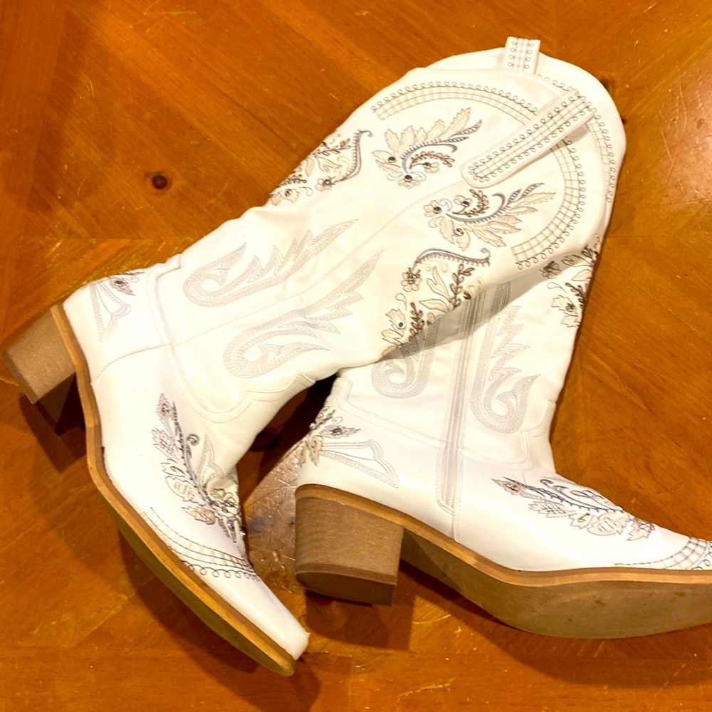 12 Medium White Cowboy Boots